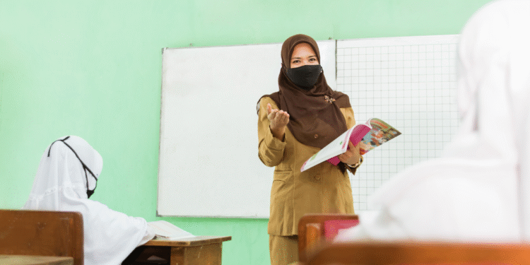Presiden Prabowo Canangkan Bantuan Langsung Rp 300.000/Bulan untuk Guru Honorer di Hari Pendidikan Nasional
