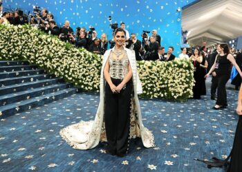 Crazy Rich Isha Ambani Curi Perhatian di Met Gala 2025: Leher Berkilau Penuh Berlian Raksasa