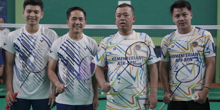 Menteri Nusron dan Wali Kota Palembang Tunjukkan Semangat Sportivitas di Lapangan Bulu Tangkis PORNAS KORPRI XVII