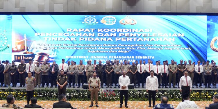 Menteri Nusron Berikan Penghargaan kepada 74 Pihak yang Berperan dalam Pencegahan Tindak Pidana Pertanahan Tahun 2025