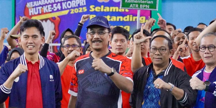 Sekjen ATR/BPN Ikuti Laga Eksibisi Pembukaan Kejuaraan Bulutangkis HUT ke-54 KORPRI