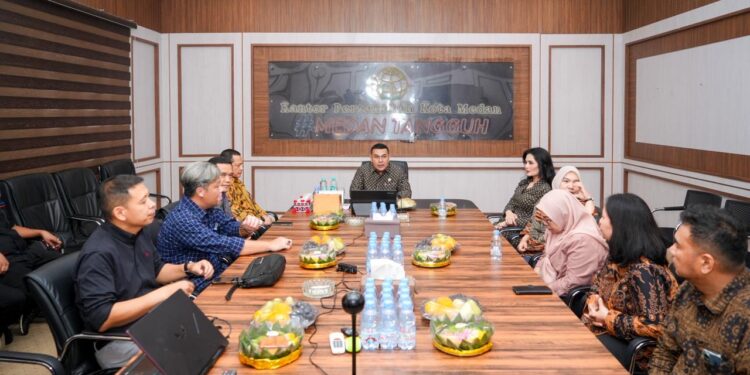 Kunjungi Dua Kantah di Sumut, Wamen Ossy Monitoring Kesiapan WBBM hingga Serahkan Sertipikat kepada Masyarakat